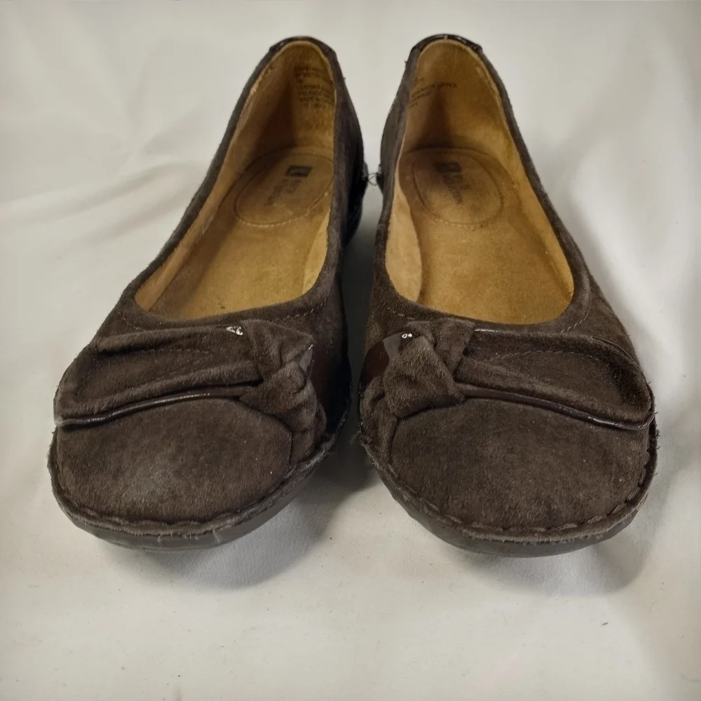 𝅺WHITE Mountain Sz 7 Brown Suede Flats